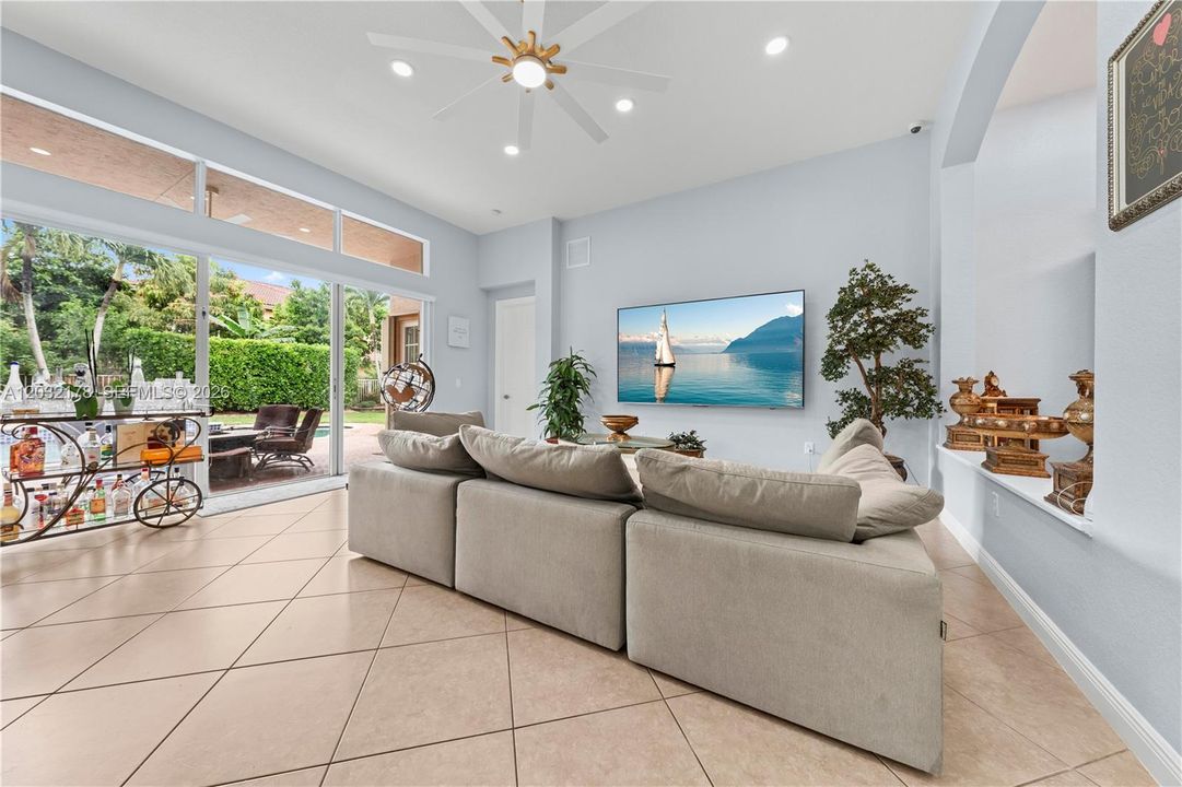 For Sale: $999,000 (5 beds, 3 baths, 2603 Square Feet)