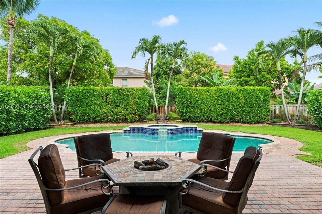 For Sale: $999,000 (5 beds, 3 baths, 2603 Square Feet)