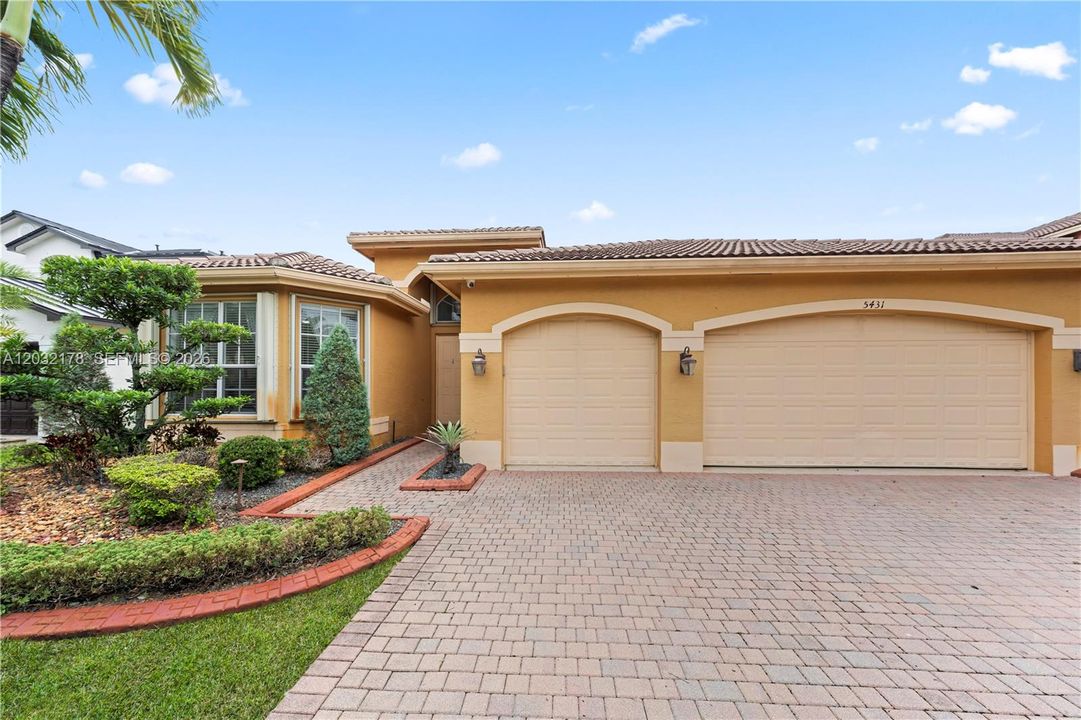 For Sale: $999,000 (5 beds, 3 baths, 2603 Square Feet)