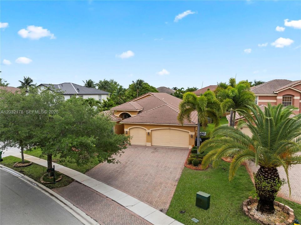For Sale: $999,000 (5 beds, 3 baths, 2603 Square Feet)