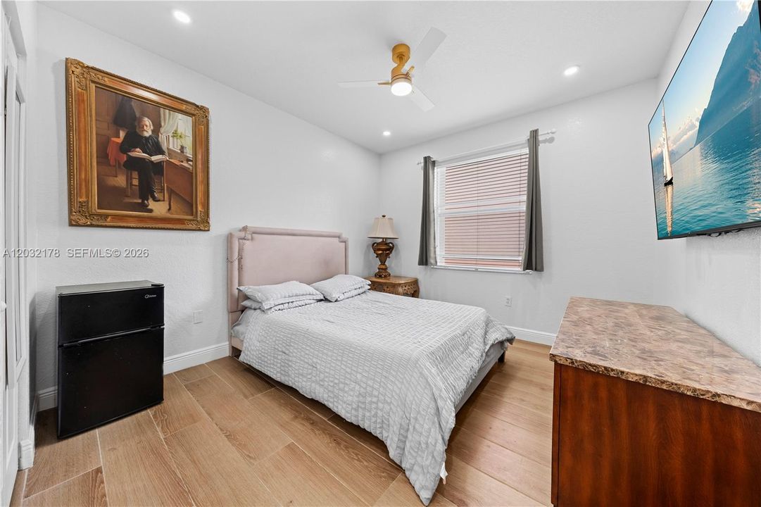 For Sale: $999,000 (5 beds, 3 baths, 2603 Square Feet)
