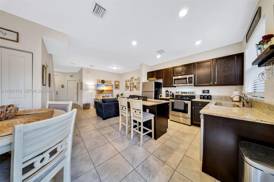 For Sale: $375,000 (3 beds, 3 baths, 1326 Square Feet)