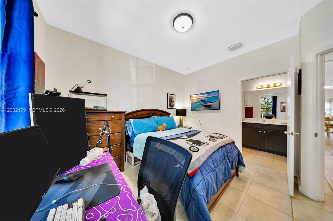 For Sale: $375,000 (3 beds, 3 baths, 1326 Square Feet)