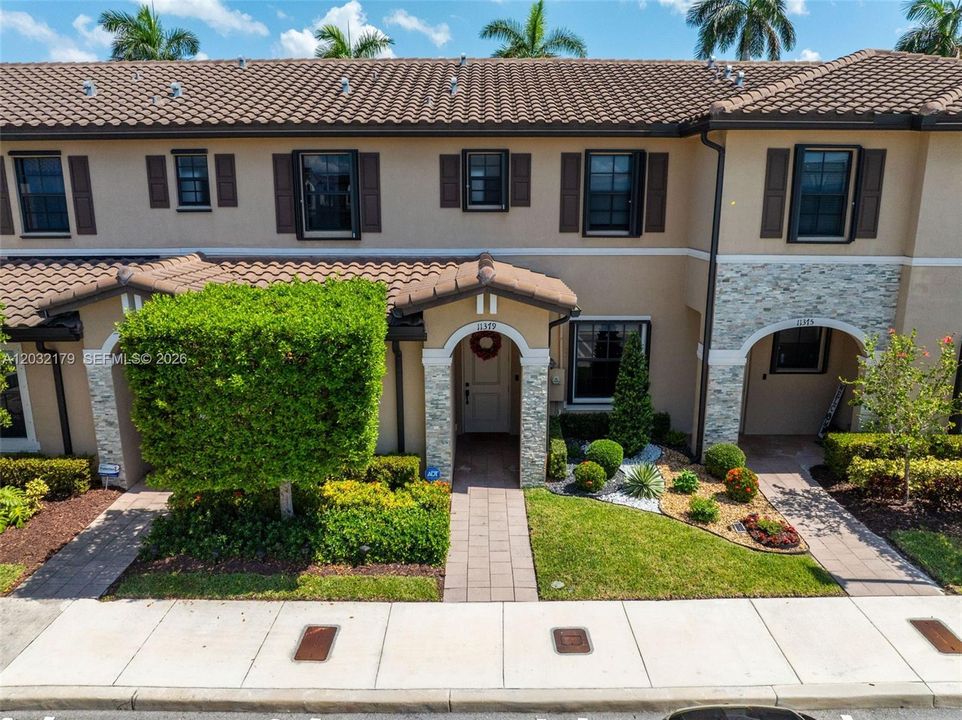 For Sale: $375,000 (3 beds, 3 baths, 1326 Square Feet)