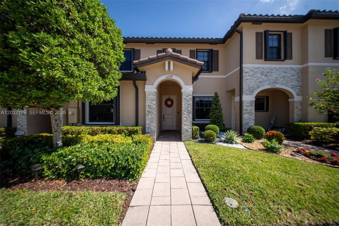 For Sale: $375,000 (3 beds, 3 baths, 1326 Square Feet)