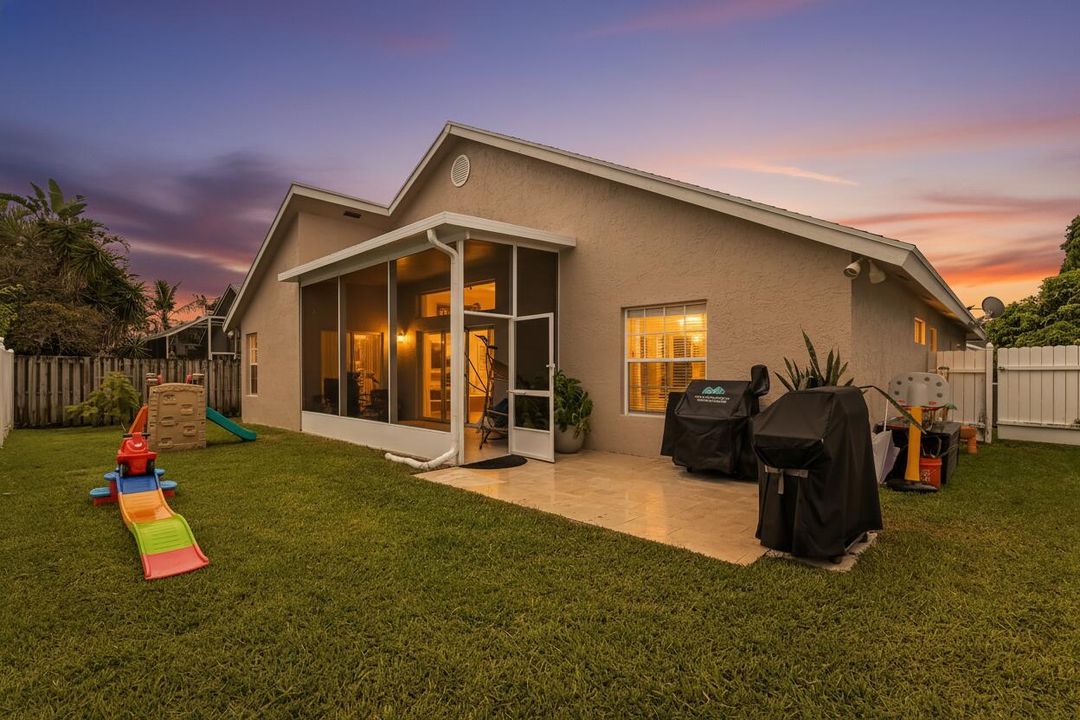 33 Backyard 02_TW