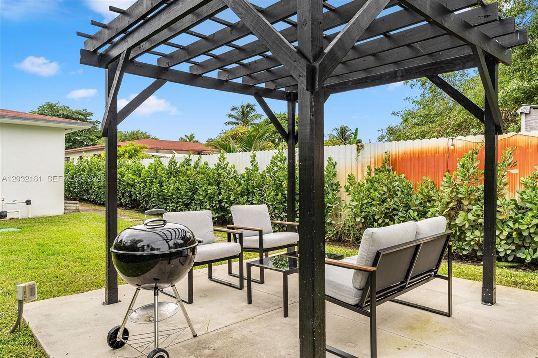 For Rent: $2,450 (2 beds, 1 baths, 700 Square Feet)