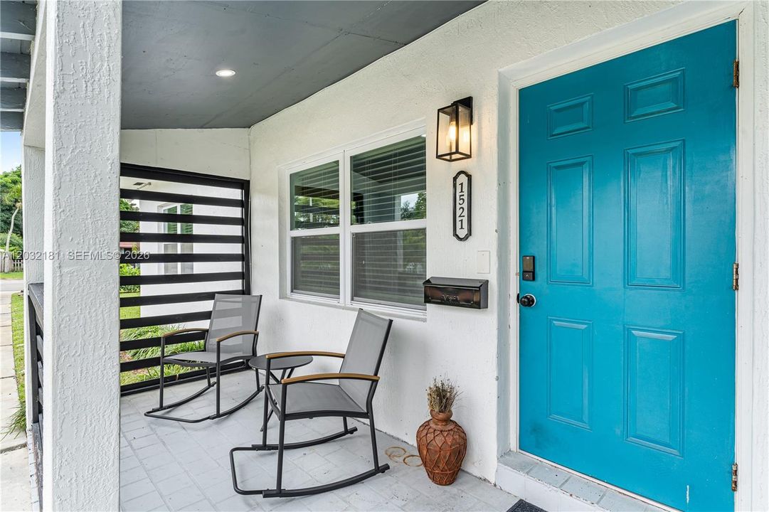 For Rent: $2,450 (2 beds, 1 baths, 700 Square Feet)