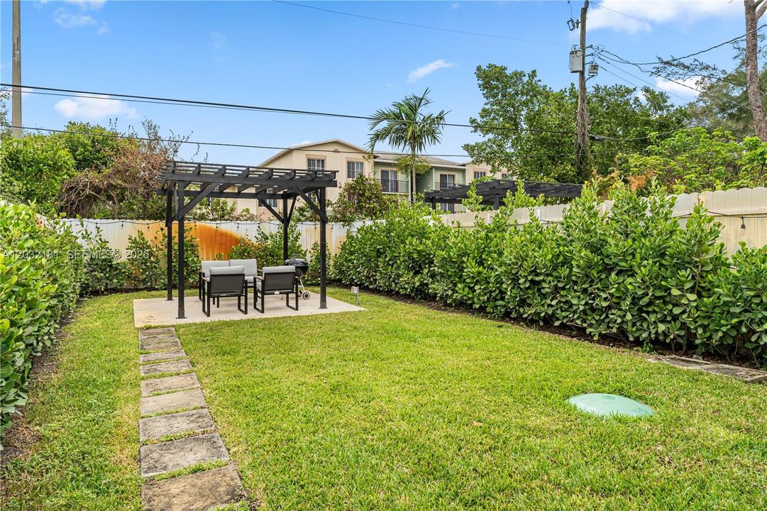 For Rent: $2,450 (2 beds, 1 baths, 700 Square Feet)