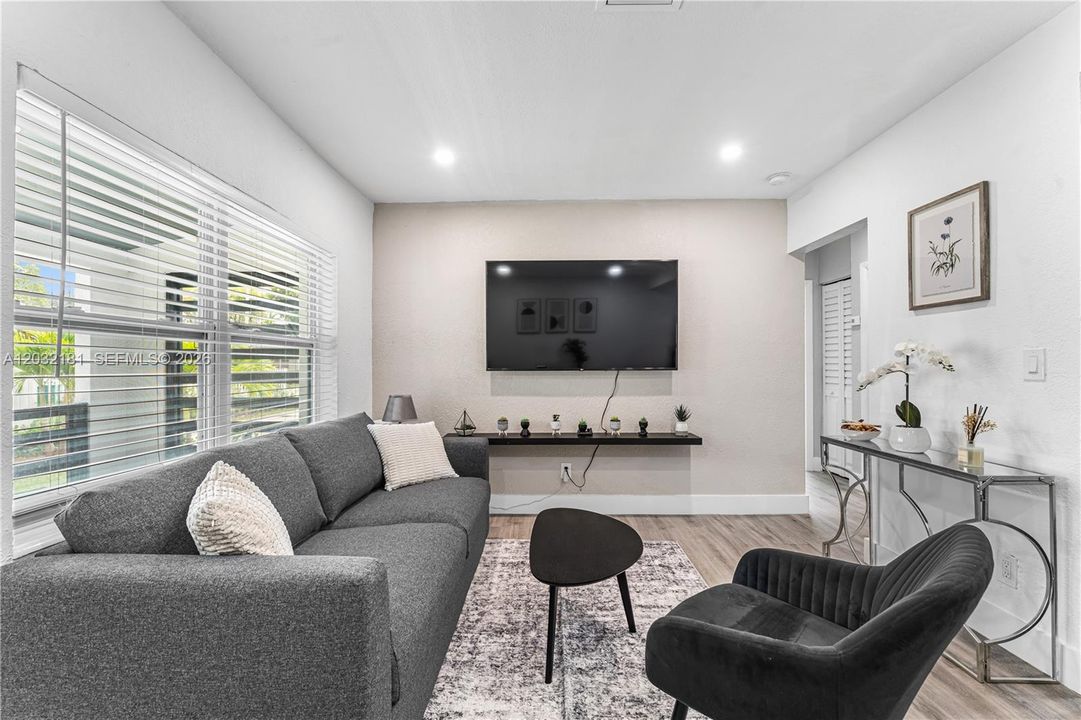 For Rent: $2,450 (2 beds, 1 baths, 700 Square Feet)
