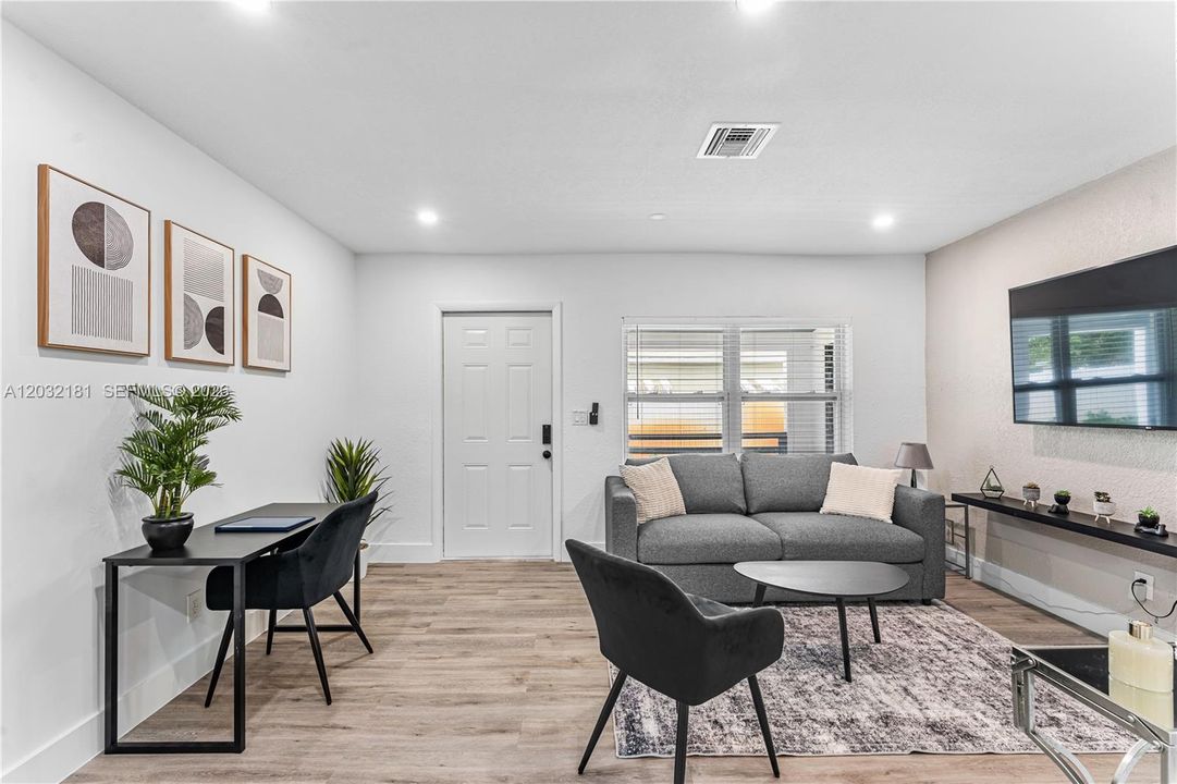For Rent: $2,450 (2 beds, 1 baths, 700 Square Feet)