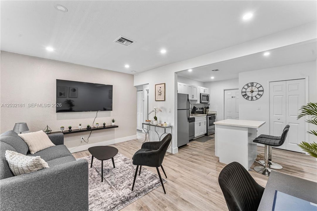 For Rent: $2,450 (2 beds, 1 baths, 700 Square Feet)