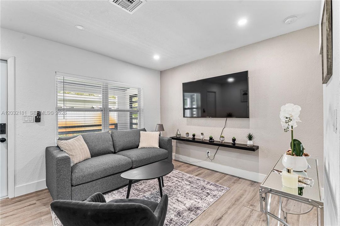 For Rent: $2,450 (2 beds, 1 baths, 700 Square Feet)