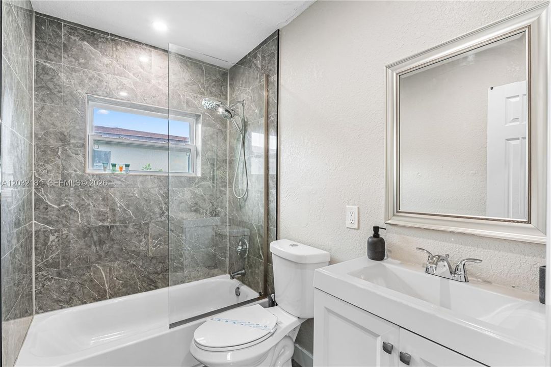 For Rent: $2,450 (2 beds, 1 baths, 700 Square Feet)