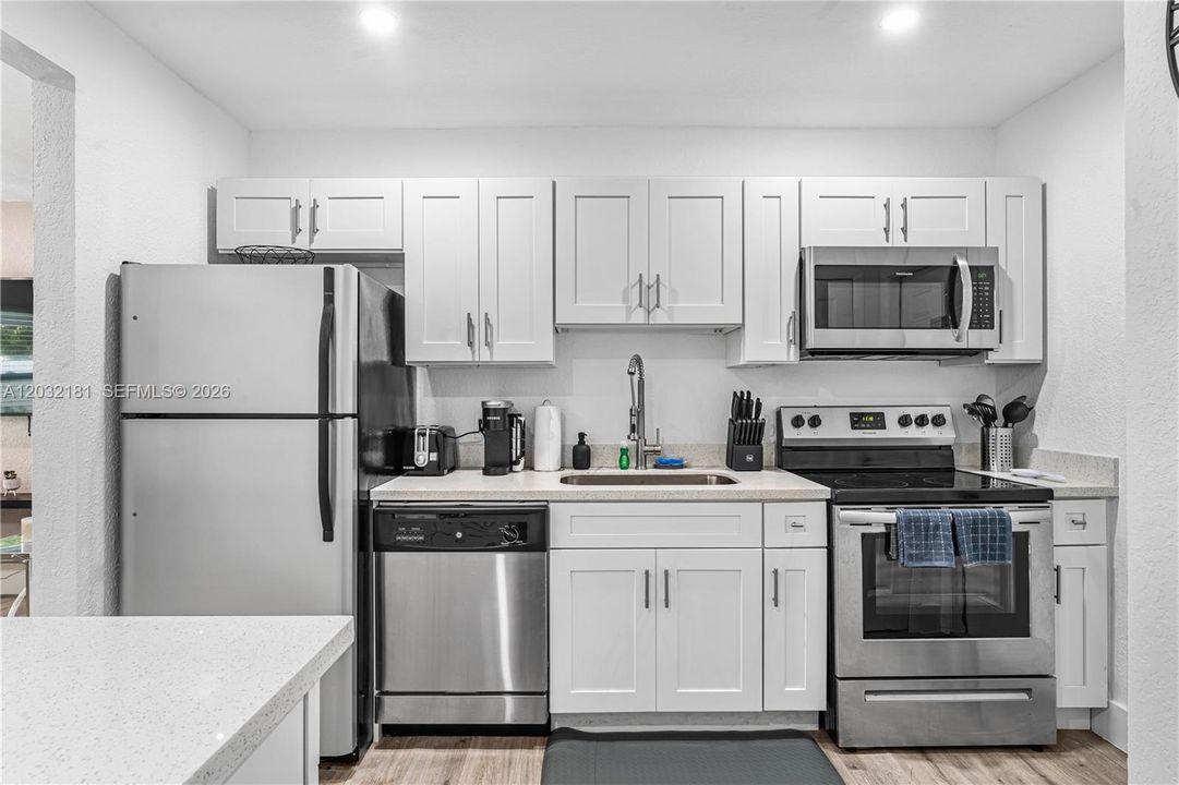 For Rent: $2,450 (2 beds, 1 baths, 700 Square Feet)