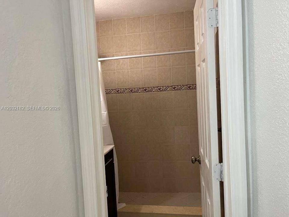 For Rent: $2,300 (2 beds, 1 baths, 1962 Square Feet)