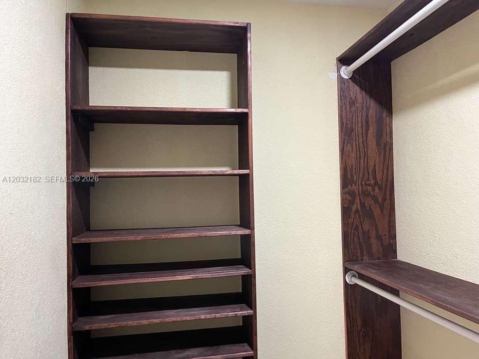 For Rent: $2,300 (2 beds, 1 baths, 1962 Square Feet)