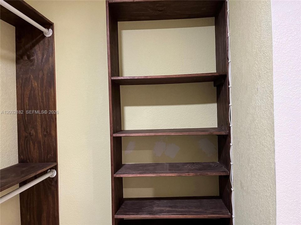 For Rent: $2,300 (2 beds, 1 baths, 1962 Square Feet)