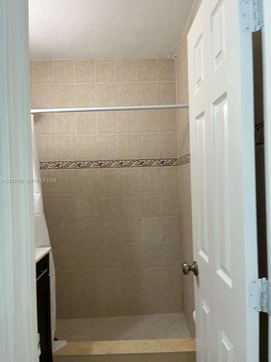 For Rent: $2,300 (2 beds, 1 baths, 1962 Square Feet)