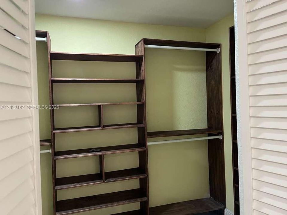 For Rent: $2,300 (2 beds, 1 baths, 1962 Square Feet)
