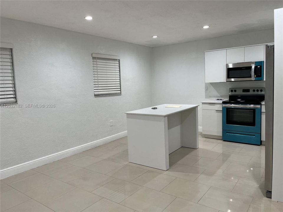 For Rent: $2,300 (2 beds, 1 baths, 1962 Square Feet)