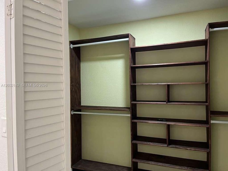 For Rent: $2,300 (2 beds, 1 baths, 1962 Square Feet)