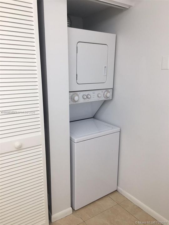 For Rent: $3,200 (1 beds, 1 baths, 962 Square Feet)