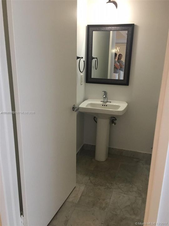 For Rent: $3,200 (1 beds, 1 baths, 962 Square Feet)