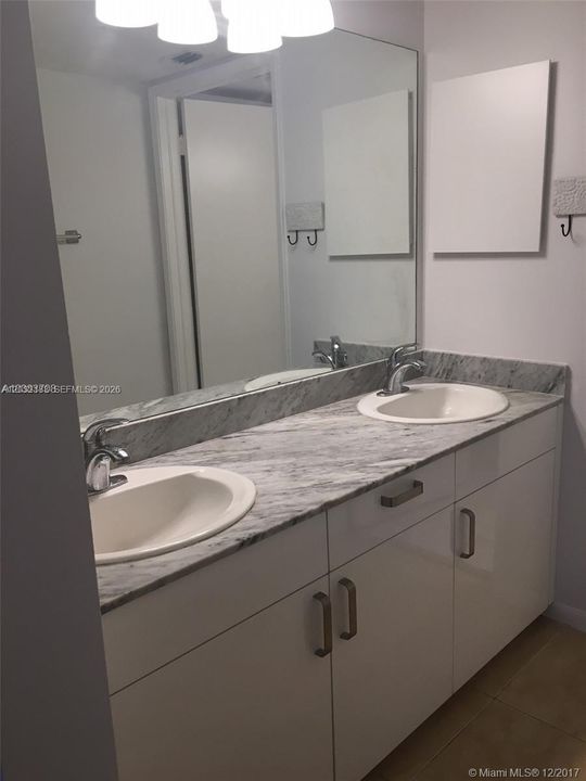 For Rent: $3,200 (1 beds, 1 baths, 962 Square Feet)