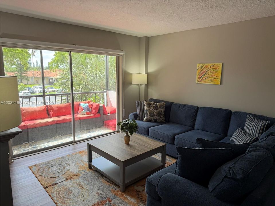 For Sale: $139,000 (2 beds, 2 baths, 972 Square Feet)