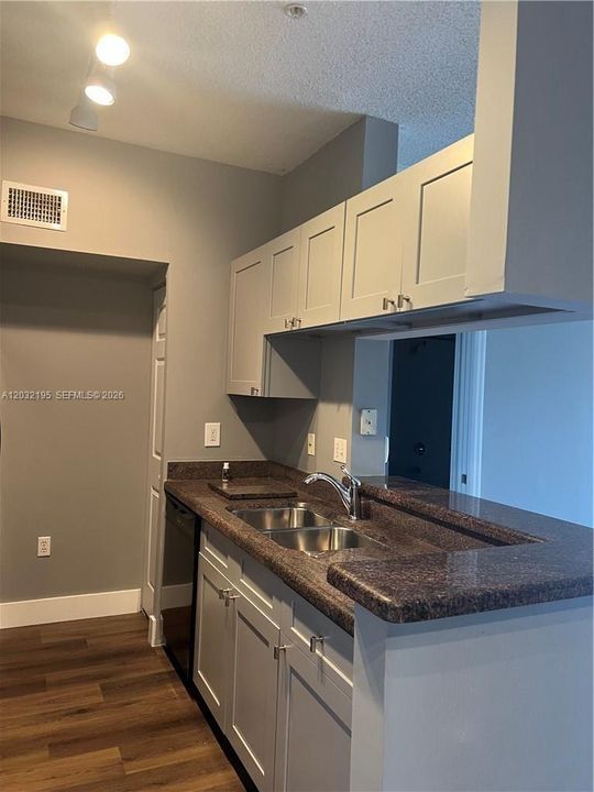 For Rent: $2,650 (3 beds, 2 baths, 1255 Square Feet)