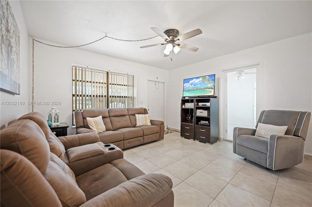 For Sale: $475,000 (3 beds, 1 baths, 966 Square Feet)