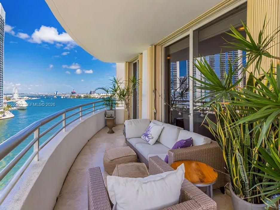 For Rent: $5,600 (2 beds, 2 baths, 1280 Square Feet)