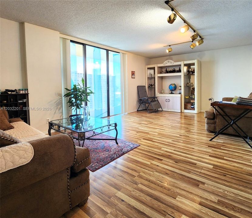 For Sale: $289,000 (2 beds, 2 baths, 1339 Square Feet)