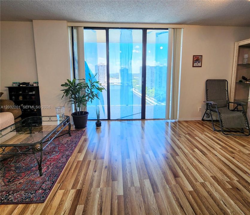 For Sale: $289,000 (2 beds, 2 baths, 1339 Square Feet)
