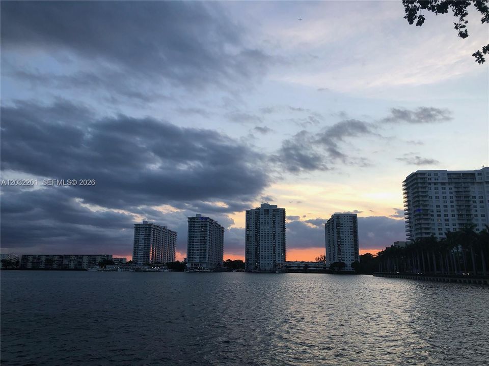For Sale: $289,000 (2 beds, 2 baths, 1339 Square Feet)