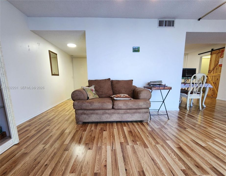 For Sale: $289,000 (2 beds, 2 baths, 1339 Square Feet)
