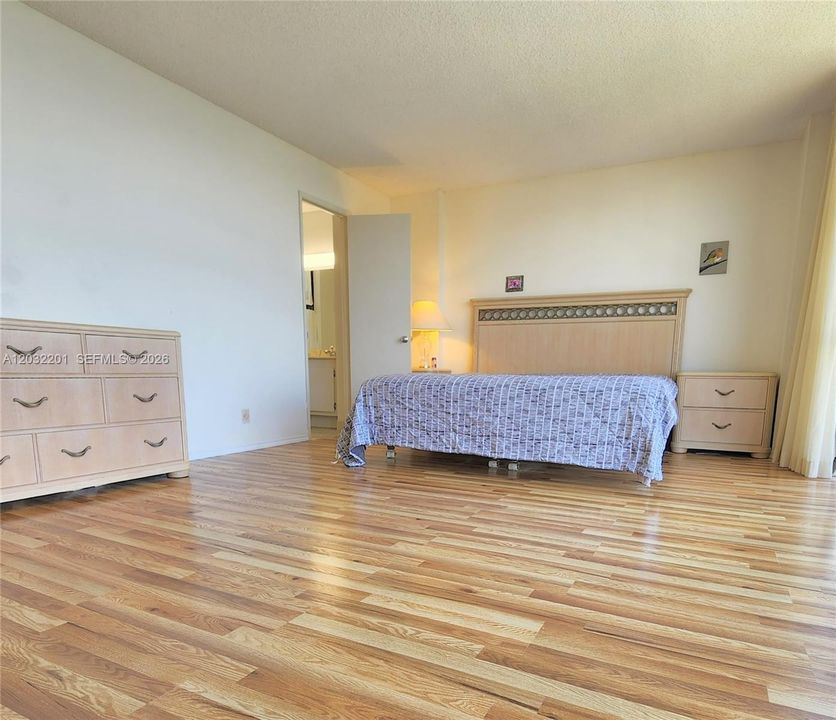 For Sale: $289,000 (2 beds, 2 baths, 1339 Square Feet)