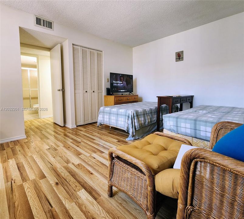 For Sale: $289,000 (2 beds, 2 baths, 1339 Square Feet)