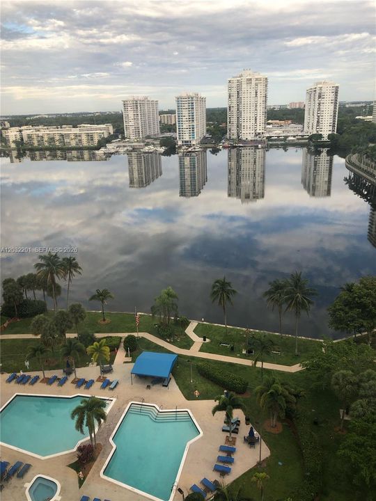 For Sale: $289,000 (2 beds, 2 baths, 1339 Square Feet)