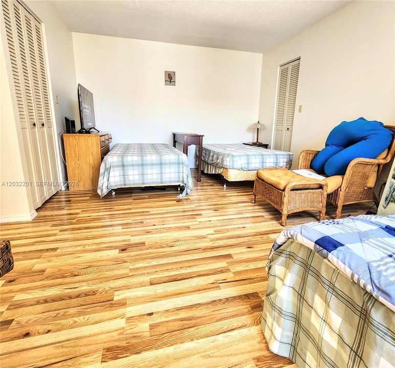 For Sale: $289,000 (2 beds, 2 baths, 1339 Square Feet)