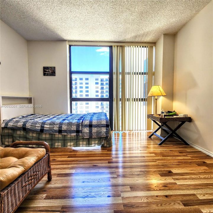 For Sale: $289,000 (2 beds, 2 baths, 1339 Square Feet)