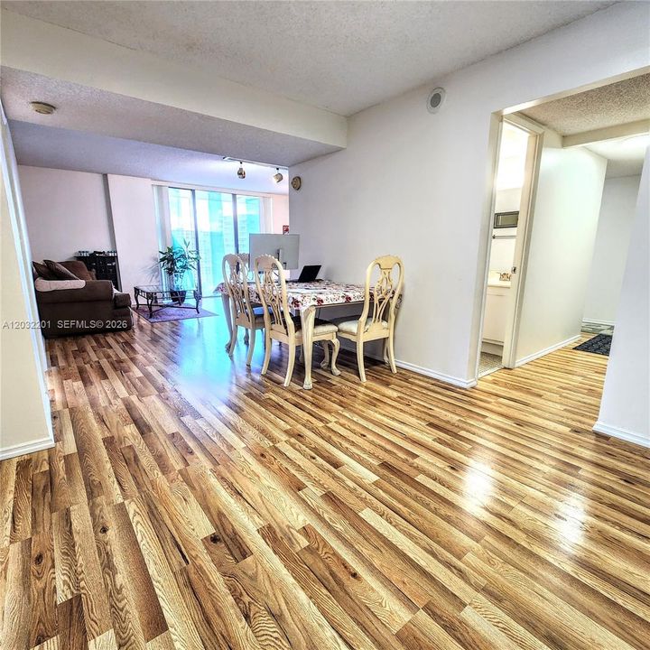 For Sale: $289,000 (2 beds, 2 baths, 1339 Square Feet)