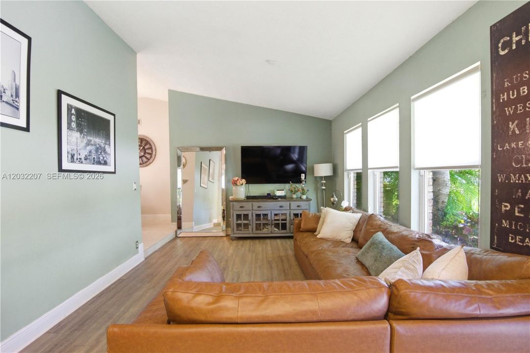 For Sale: $699,999 (4 beds, 2 baths, 1994 Square Feet)