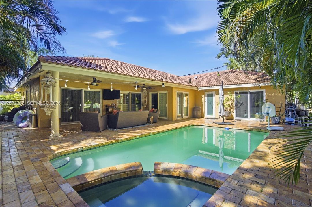 For Sale: $699,999 (4 beds, 2 baths, 1994 Square Feet)