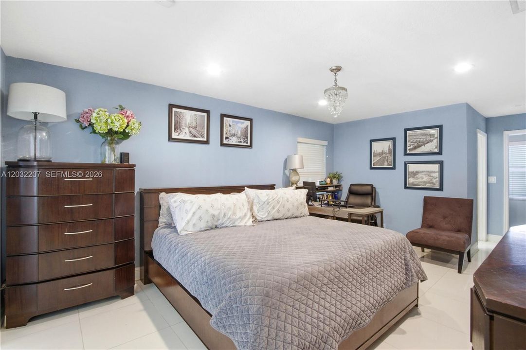 For Sale: $699,999 (4 beds, 2 baths, 1994 Square Feet)