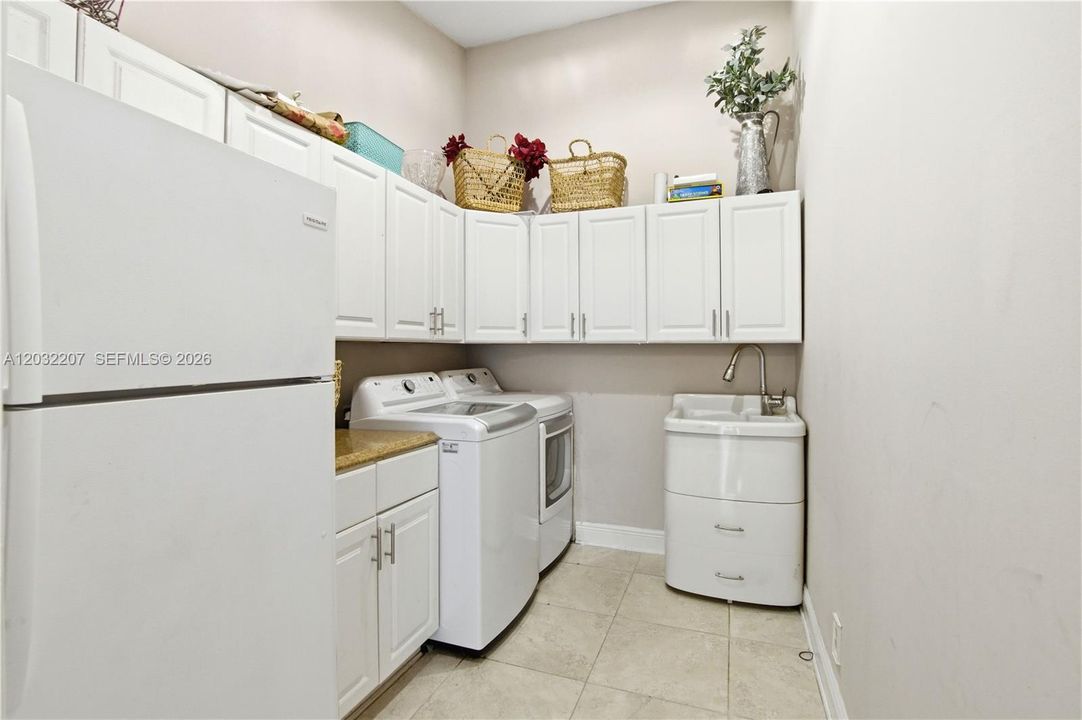 For Sale: $699,999 (4 beds, 2 baths, 1994 Square Feet)
