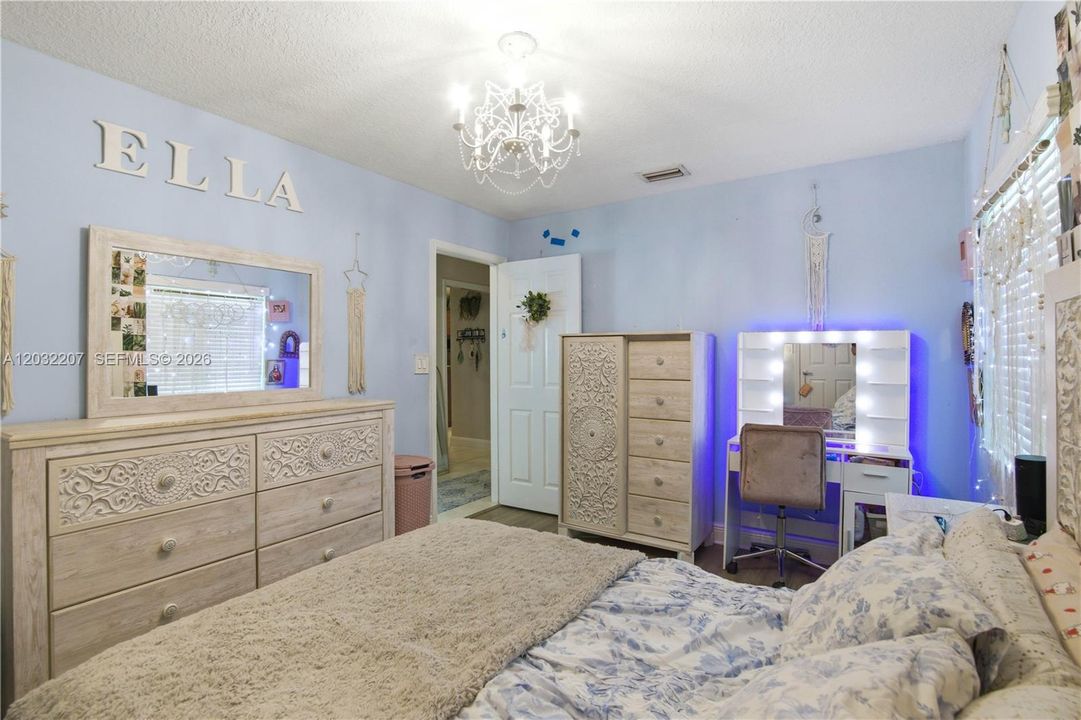For Sale: $699,999 (4 beds, 2 baths, 1994 Square Feet)