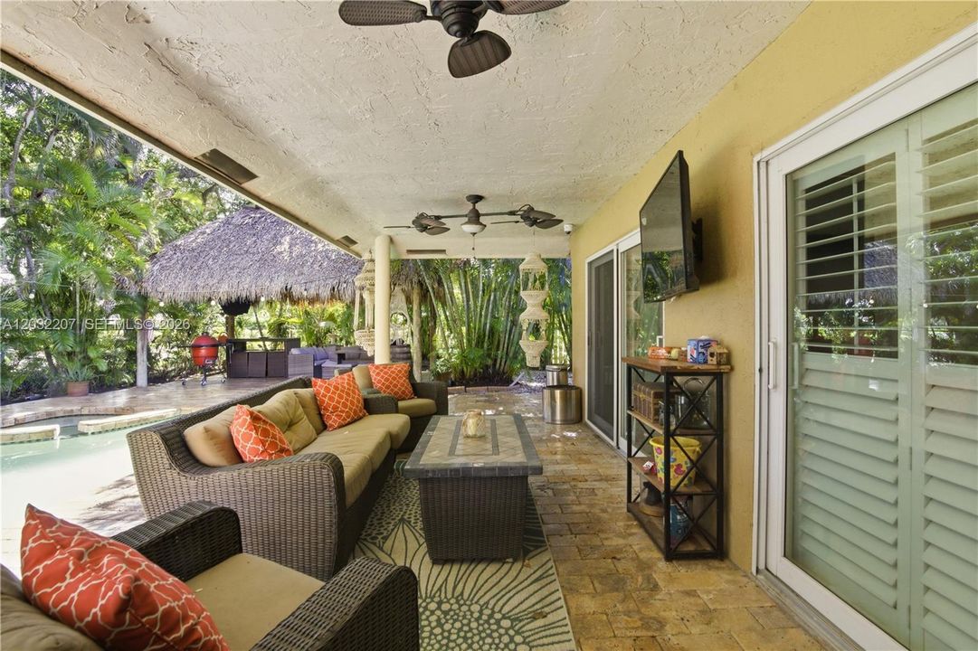 For Sale: $699,999 (4 beds, 2 baths, 1994 Square Feet)