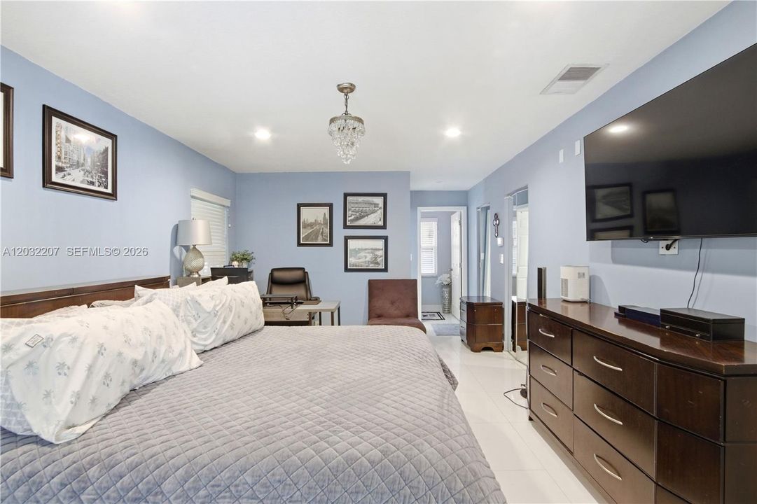 For Sale: $699,999 (4 beds, 2 baths, 1994 Square Feet)